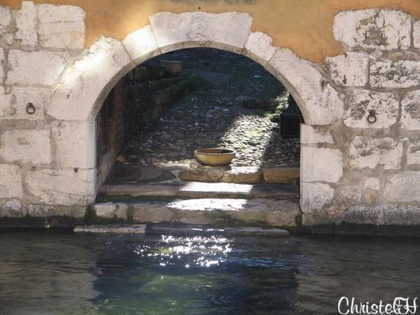 Le<a href="http://fr.wikipedia.org/wiki/Thiou"> canal du thiou</a> ( d&eacute;versoir naturel du lac ) qui serpente la <a href="http://www.listic.univ-savoie.fr/francais/INFO_ANNECY/VisiteAnnecy/frtour.html">vieille ville</a>&nbsp;et qui lui a valu son nom de Venise Savoyarde ou Petite Venise, a toujours constitu&eacute; l'un des &eacute;l&eacute;ments les plus attrayants de la ville d'<a href="http://fr.wikipedia.org/wiki/Annecy">Annecy</a>.Les quais qui longent ce cours d'eau demeurent un lieu