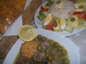 Un très délicieux tajine aux olives et aux beignets de poulet