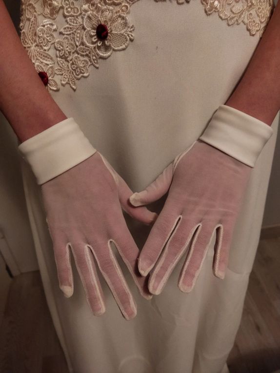 Robe de mariée en crêpe avec chapeau assorti et gants - 200€