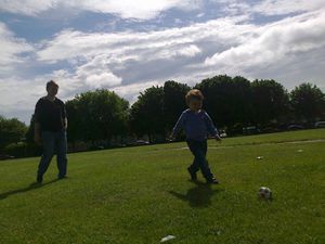 Les parcs maintenant : l'un des deux étant en travaux, c'est l'attraction du siècle pour deux petits mecs ! Et foot du samedi avec papa... Avant de constater avec effroi et fierté que Bibou tient debout tout seul... (Personnellement, j'aurais voulu qu'il reste bébé...) 