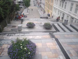 J'ai remarqué en chemin que je n'avais pas pris de photo de la fontaine au pied de Johanneskirken, alors que j'aime bien le concept. C'est une fontaine qui s'étend tout au long des escaliers, avec des petits canaux qui se rejoignent les uns les autres. Bon, il ne faut pas marcher dedans, mais il faut un peu le chercher pour que ça arrive aussi. Et ensuite, photo de la pâtisserie du jour, une Skillingsbolle. Pas mauvais, mais en même temps c'est du sucre sur de la pâte roulée.