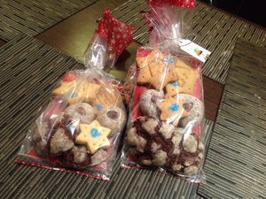 Petits biscuits maison offerts à mes collègues et amis pour les fêtes de fin d'années. J'ai pris soin de rajouter leur initiale sur certains biscuits ou leur nom en entier.