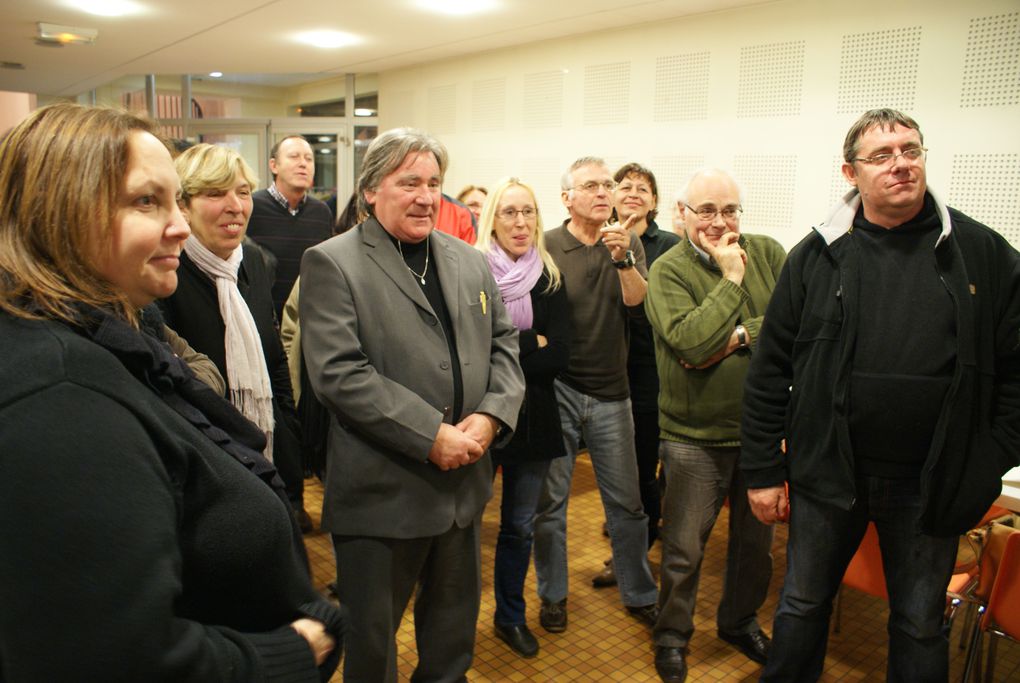 soirée placée sous le signe de la convivialité, le rire, la discussion, le débat... Thème choisi : la réforme des retraites. 25 participants à cette première rencontre qui a débouché sur la nécessité de poursuivre la mobilisation en resta