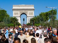 Nature Capitale a investit les pavés des Champs-Élysées, de l’Arc de Triomphe au Rond Point pour offrir au public durant deux jours et une nuit une création jubilatoire sous le silence des moteurs et le bruissement du vent.