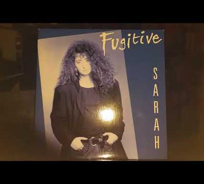 sarah, une chanteuse française de la fin des années 1980 qui eut un hit emblématique intitulé "fugitive"