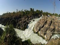 multiples chutes d eau assez impressionnantes sur cette partie du fleuve Mékong, dessinant ainsi une sorte de caniyon 