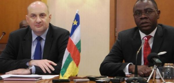 Samir Jahjah du FMI à gauche et Henri-Marie Dondra ministre des Finances à droite @infocentrafrique