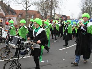  Der örtliche Musikverein, die Musikkapelle aus Baldersheim und die Hettschter Gassenfeger heizten die Stimmung auf.